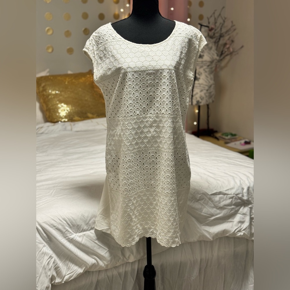 Old Navy White Eyelet Lace Sleeveless Top – Classic Summer Blouse (Size M)